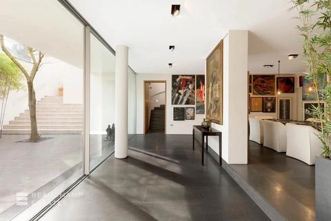 4 Pitt Street, London, W8 4NX