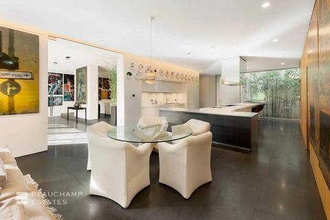 4 Pitt Street, London, W8 4NX