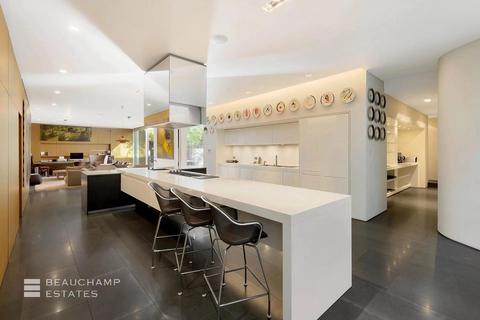 4 Pitt Street, London, W8 4NX