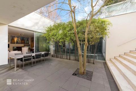 4 Pitt Street, London, W8 4NX