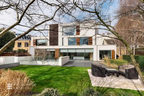 4 Pitt Street, London, W8 4NX