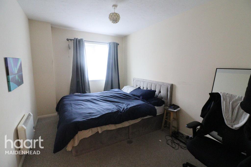Littlebrook Avenue, Slough 2 bed apartment for sale £259,000