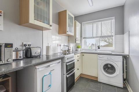 2, Dovecourt Dovetrees, Carterton, OX18 1AY