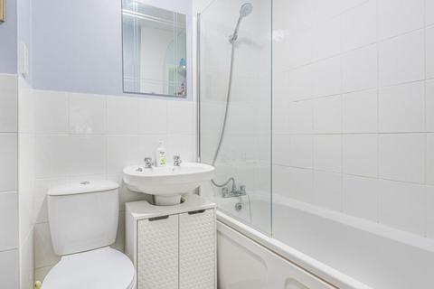 2, Dovecourt Dovetrees, Carterton, OX18 1AY