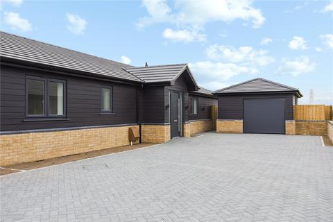 3 bedroom bungalow for sale - Greyhound Grove, Upminster, RM14