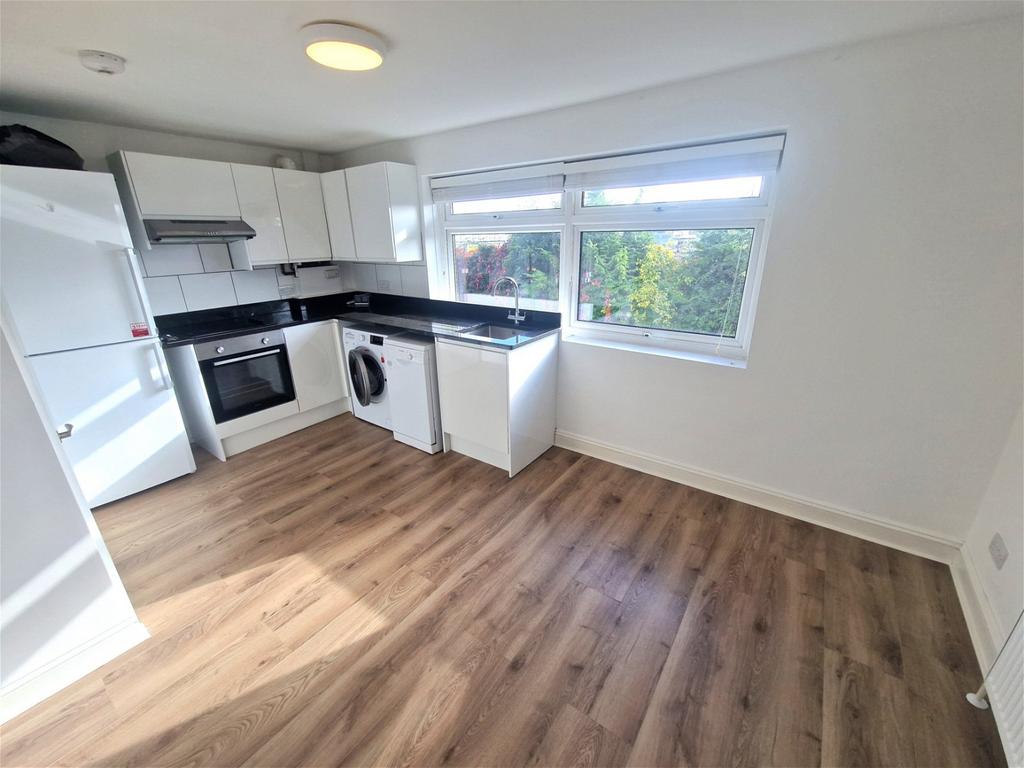 Burnham Way, London, W13 9YB 2 bed flat £1,950 pcm (£450 pw)