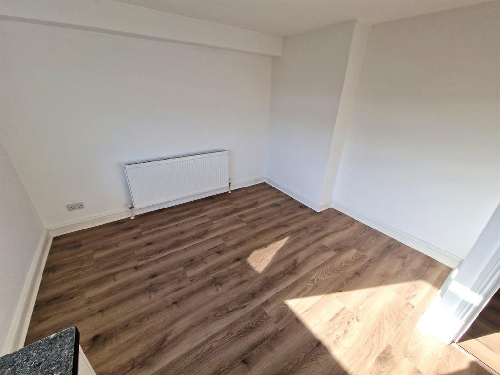 Burnham Way, London, W13 9YB 2 bed flat £1,950 pcm (£450 pw)