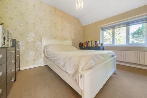 62 Foxburrows Avenue, Guildford, GU2 8HY