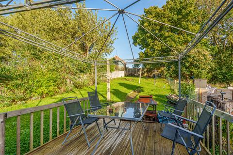 62 Foxburrows Avenue, Guildford, GU2 8HY