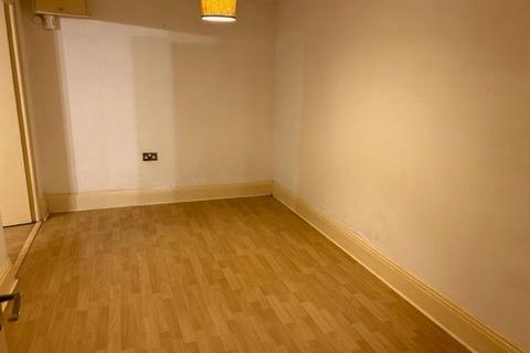 1 bedroom flat to rent, Portsmouth Road, Esher, KT10 9JF