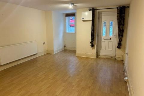 1 bedroom flat to rent, Portsmouth Road, Esher, KT10 9JF