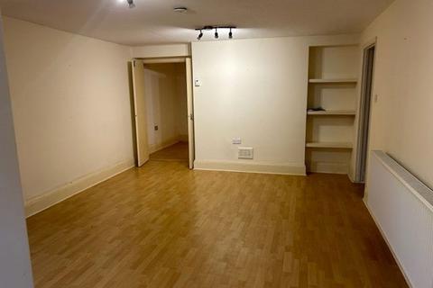 1 bedroom flat to rent, Portsmouth Road, Esher, KT10 9JF