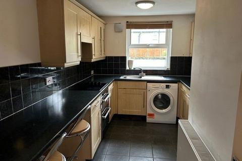 1 bedroom flat to rent, Portsmouth Road, Esher, KT10 9JF