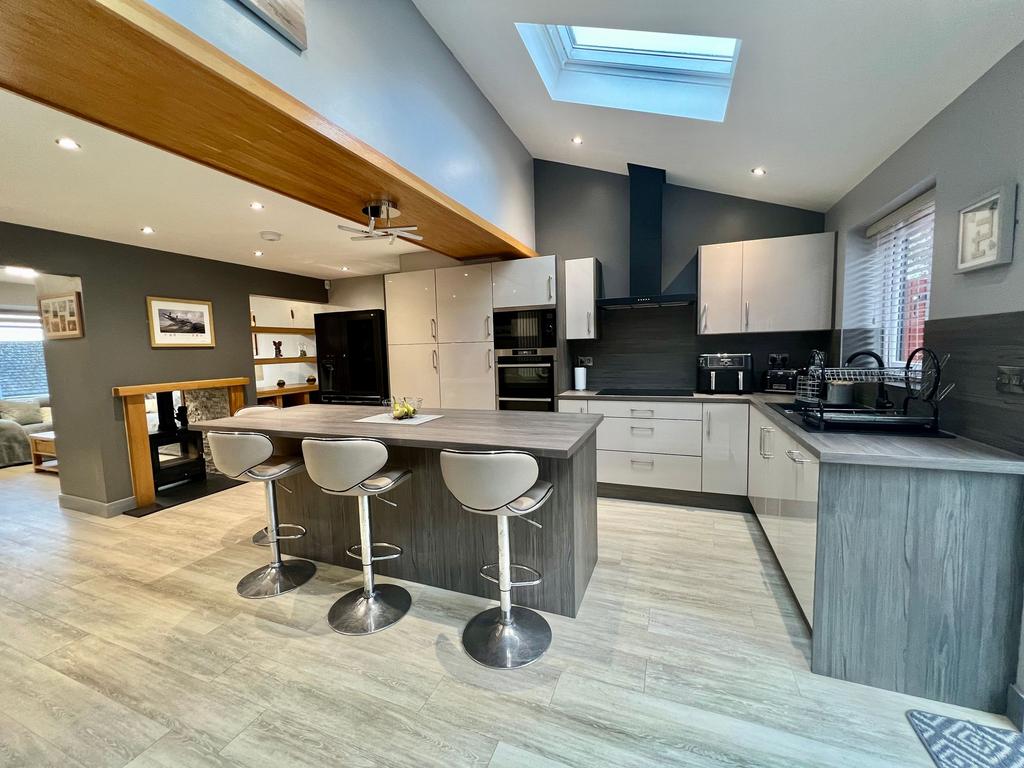 Lawefield Crescent, Swinton, M27 4 bed semidetached house for sale £