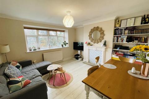 2 bedroom flat for sale - Stonegrove Court, Edgware HA8