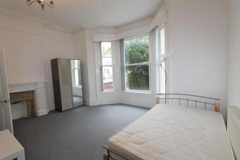 2 bedroom flat to rent, Russell Terrace, Leamington Spa, CV31