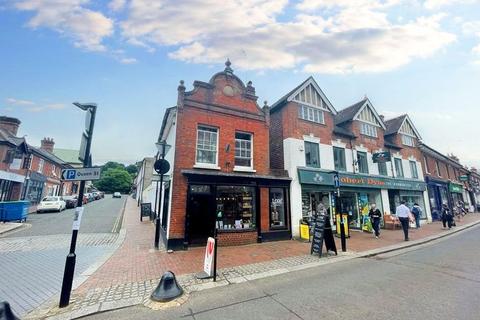 2 bedroom maisonette to rent, High Street, Godalming, Surrey, GU7