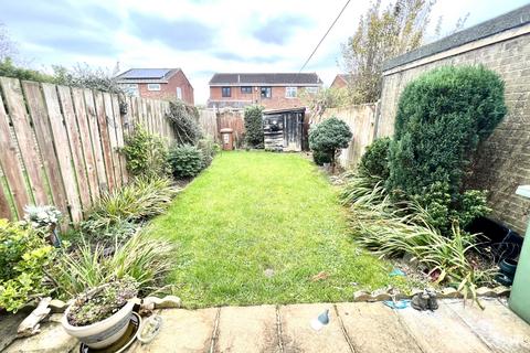 2 bedroom end of terrace house for sale - Felixstowe Close, Fens