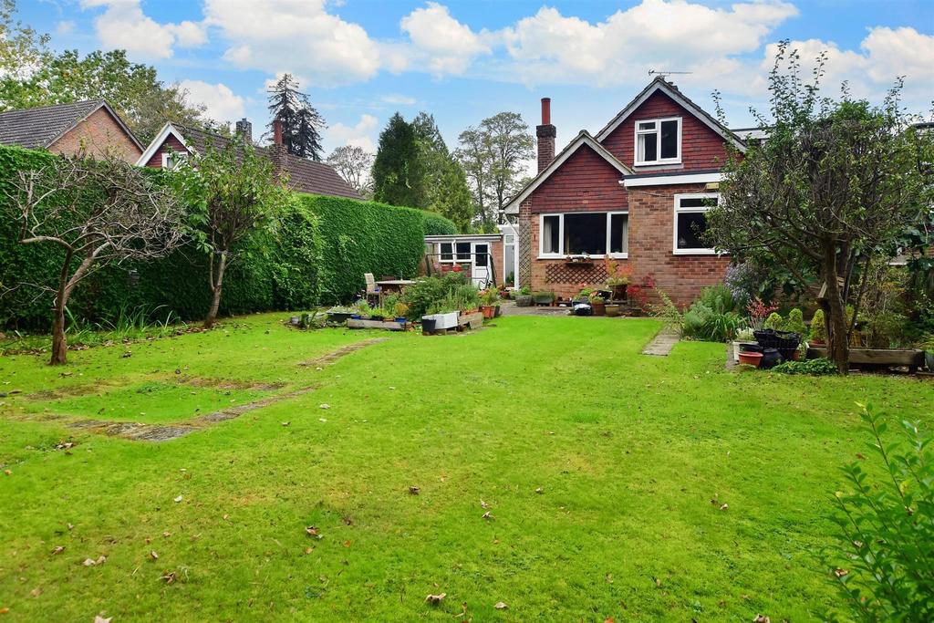 Lingfield Road, East Grinstead, West Sussex 4 bed chalet for sale £475,000