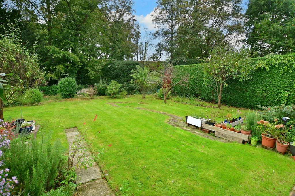 Lingfield Road, East Grinstead, West Sussex 4 bed chalet for sale £475,000