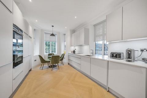 3 bedroom flat for sale, Eyre Court, London