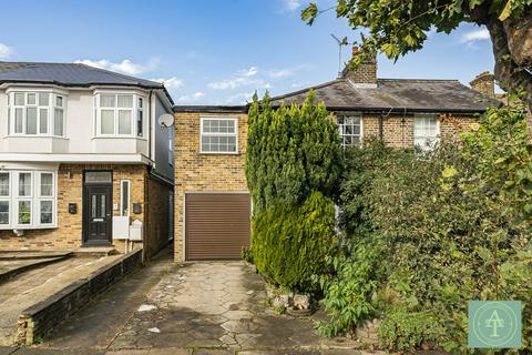 3 bedroom semi-detached house for sale, Avenue Road, London, N14