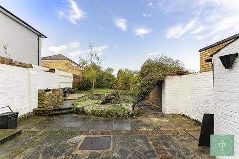 17 Avenue Road, London, N14 4DA