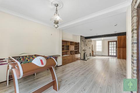 17 Avenue Road, London, N14 4DA