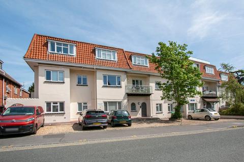 2 bedroom flat to rent, Princes Court, Sea Road