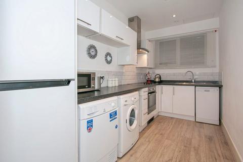 2 bedroom flat to rent, Princes Court, Sea Road