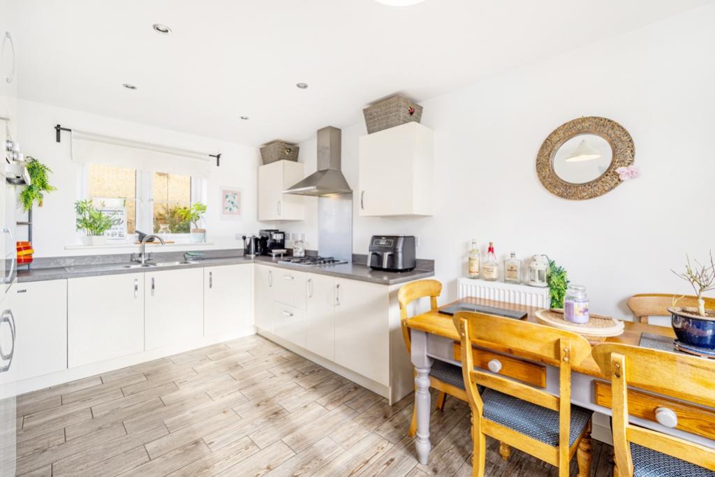 Tyne Close, Spalding, Lincolnshire, PE11 3 bed semidetached house for