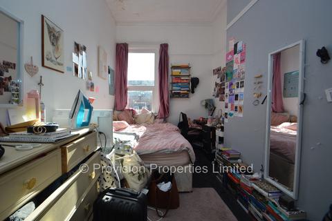 6 bedroom terraced house to rent, Regent Park Terrace, Hyde Park LS6