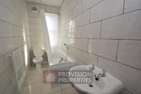 3 bedroom terraced house to rent, Hessle Terrace, Hyde Park LS6