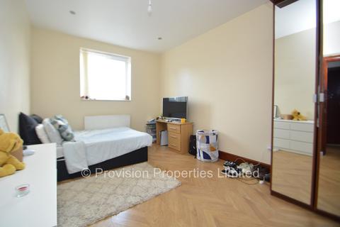 2 bedroom terraced house to rent, Hill Top Street, Hyde Park LS6