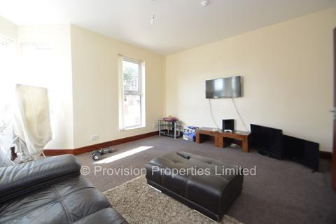 2 bedroom terraced house to rent, Hill Top Street, Hyde Park LS6