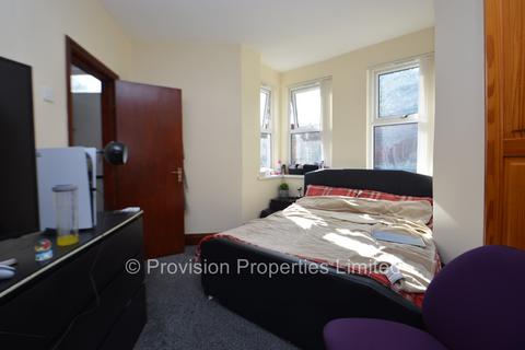 2 bedroom terraced house to rent, Hill Top Street, Hyde Park LS6