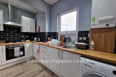 4 bedroom terraced house to rent, Hill Top Street, Hyde Park LS6
