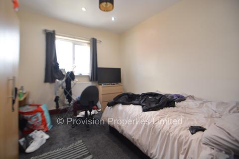 4 bedroom terraced house to rent, Hill Top Street, Hyde Park LS6
