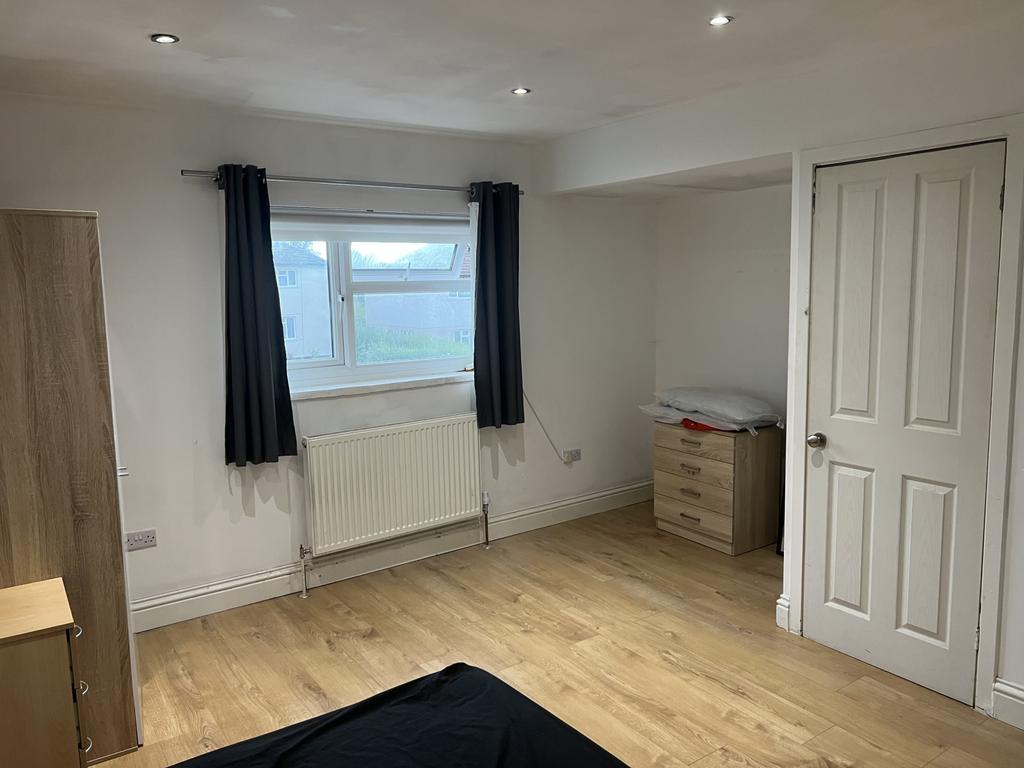 One Double Room to Rent in a HMO property in Watf