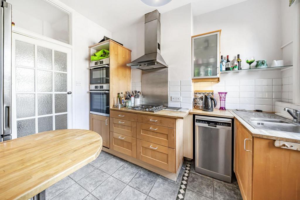 Sheepcote Lane, Battersea 2 bed flat for sale £585,000