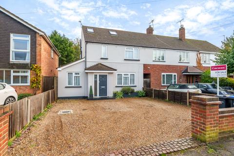 15 Conquest Road, Addlestone, KT15 1SN