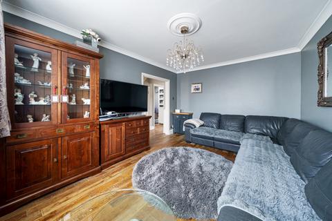 15 Conquest Road, Addlestone, KT15 1SN