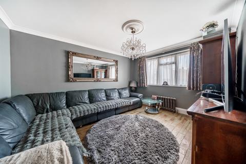 15 Conquest Road, Addlestone, KT15 1SN