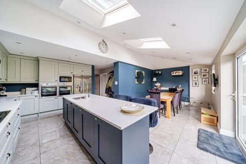 15 Conquest Road, Addlestone, KT15 1SN