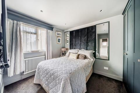 15 Conquest Road, Addlestone, KT15 1SN