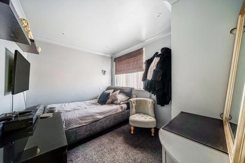 15 Conquest Road, Addlestone, KT15 1SN