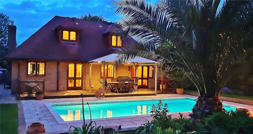 Night Photo Pool