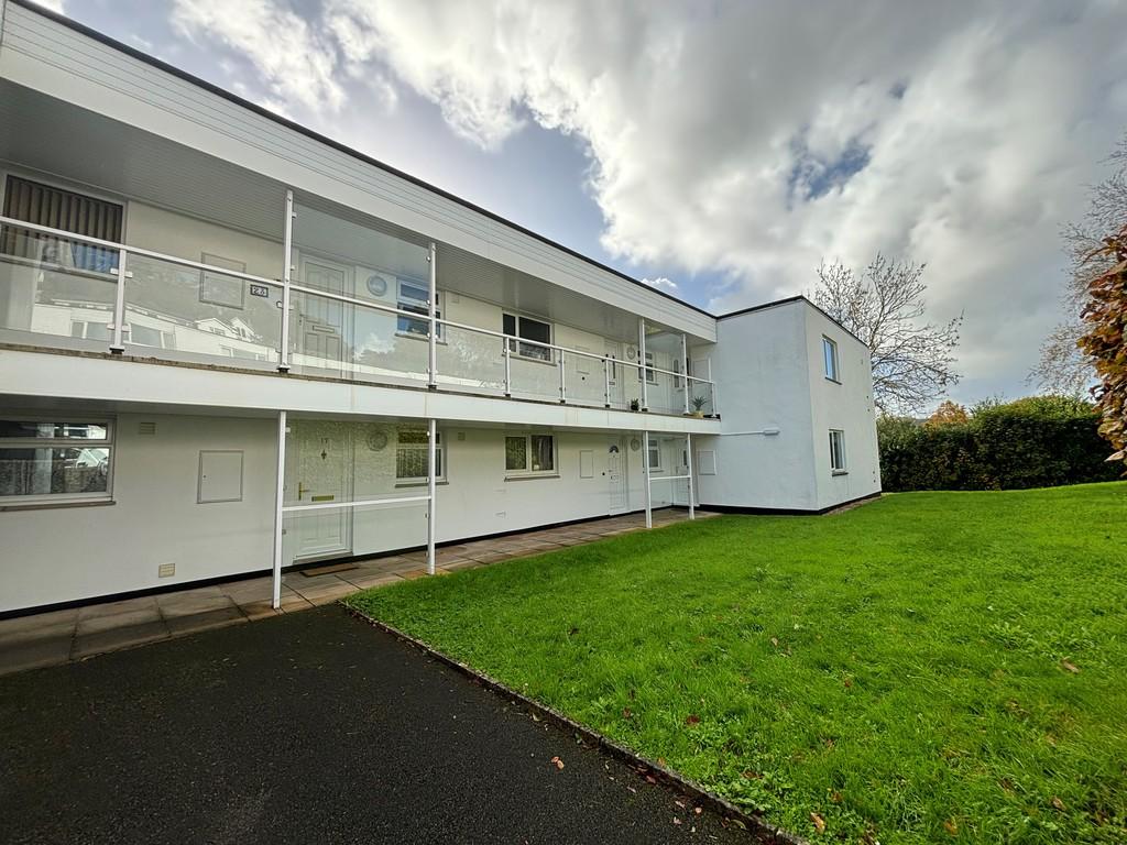 Coach Road, Newton Abbot 2 bed ground floor flat £850 pcm (£196 pw)