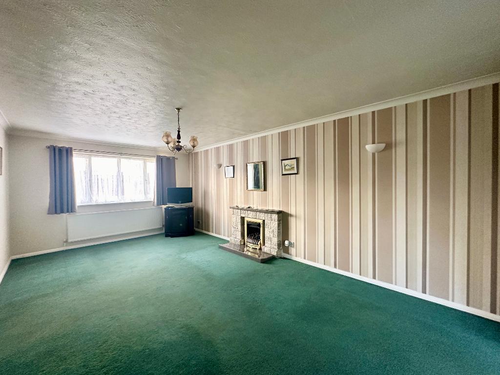 Dunstable Road, Toddington, Bedfordshire, LU5 6DS 3 bed detached