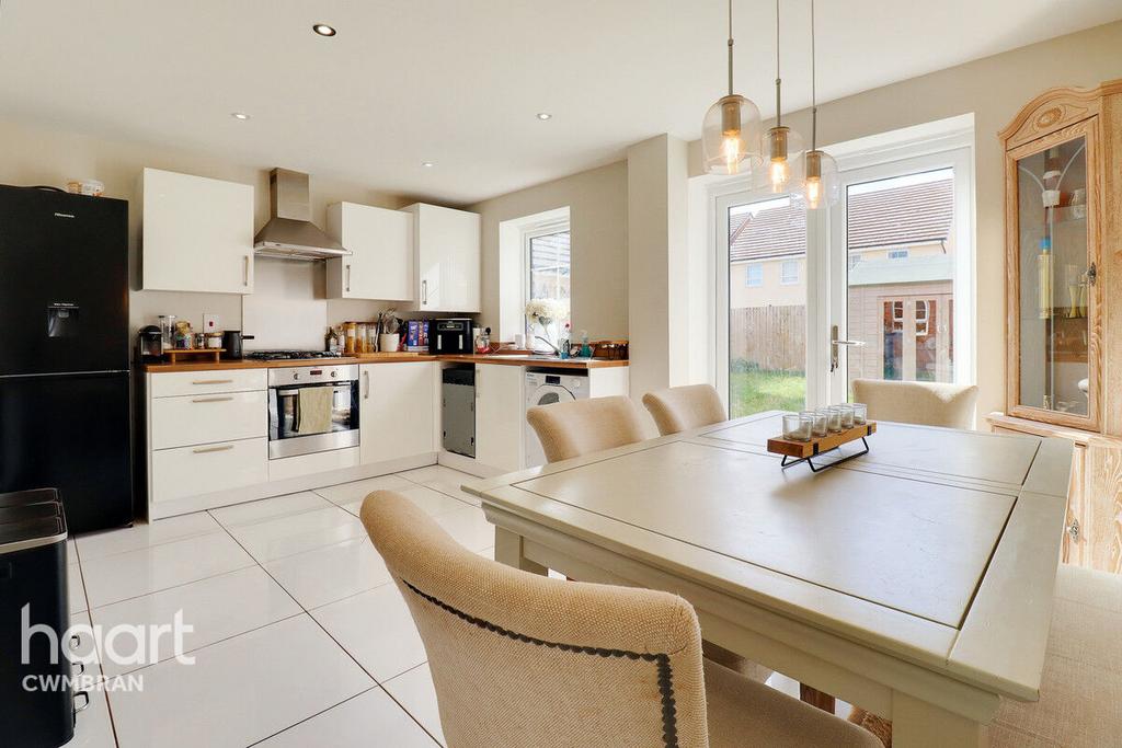 James Prosser Way, Cwmbran 3 bed semidetached house £270,000
